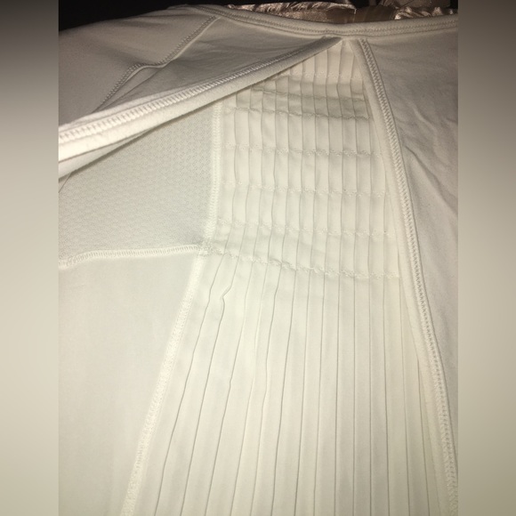 15.5”PTP SIZE 4 or SMALL LULULEMON MAKING MOVES PLEATED LONG SLEEVE WHITE TOP - Picture 6 of 16